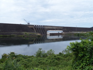 Suriname, Afobaka stuwdam bij het Brokopondomeer (foto: René Hoeflaak)