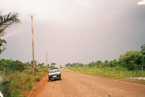 Suriname, 2006: Toen nog onverharde weg bij Colakreek (foto: René Hoeflaak)