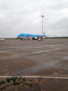 KLM vliegtuig op luchthaven Zanderij (foto: René Hoeflaak)