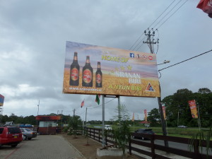 Paramaribo, november 2014: Reclamezuil bij de brouwerij van Sranan Biri  (foto: René Hoeflaak)