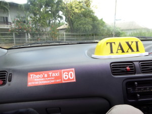 Een 'gewone' taxi in Paramaribo (foto: René Hoeflaak) 
