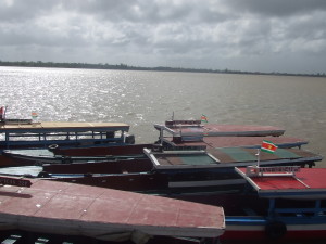 2009: Bootjes in de Suriname rivier (foto: René Hoeflaak) 