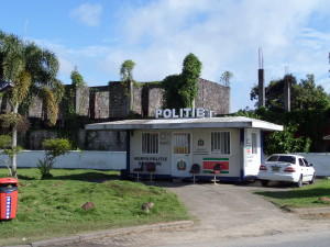2014: Politiepost aan de C. Jongbawstraat in Paramaribo (foto: René Hoeflaak)