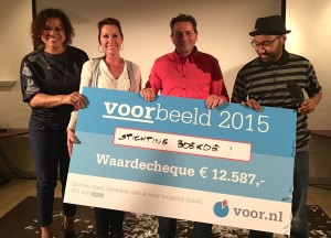 Winnaar John Pel van Stichting Boekoe, 2e van rechts, temidden van de jury van de VOORbeeld verkiezing (foto: www.voor.nl)