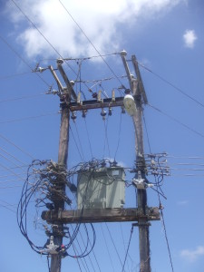 Electriciteitpaal in Suriname (foto: René Hoeflaak) 