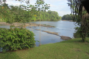 Rotsen in de Boven-Suriname rivier aan de oever van de Danpaati River Lodge (foto: René Hoeflaak) 