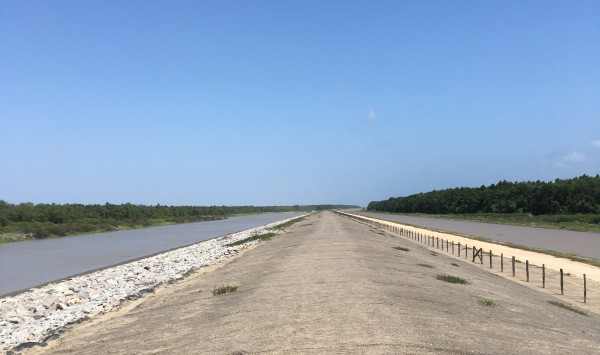 12 maart 2018: Zeedijk Coronie (foto: René Hoeflaak)