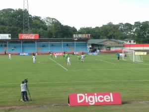 Het Surinaamse voetbalelftal tijdens de officiële voetbalinterland tegen Guadeloupe op 29 maart 2016 in Paramaribo (foto: René Hoeflaak) 