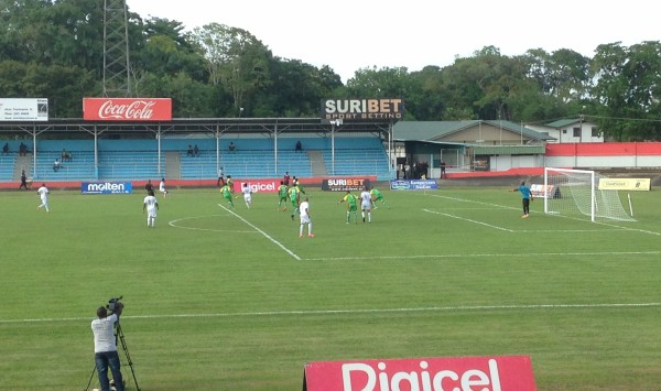 Het Surinaamse voetbalelftal tijdens de officiële voetbalinterland tegen Guadeloupe op 29 maart 2016 in Paramaribo (foto: René Hoeflaak)