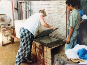 Suriname, 1992: Dorine Juray aan het werk in Fort Nieuw Amsterdam (foto: privé collectie Dorine Juray) 