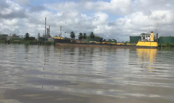 Suriname, 14 februari 2017: Raffinaderij van Surinaamse Staatsolie Maatschappij (foto: René Hoeflaak)