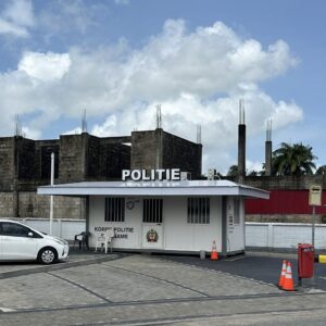 Suriname, Paramaribo, februari 2026: reeds bestaande politiepost Cornelis Jongbawstraat. Is niet een van de in dit artikel genoemde posten. (foto: René Hoeflaak) 